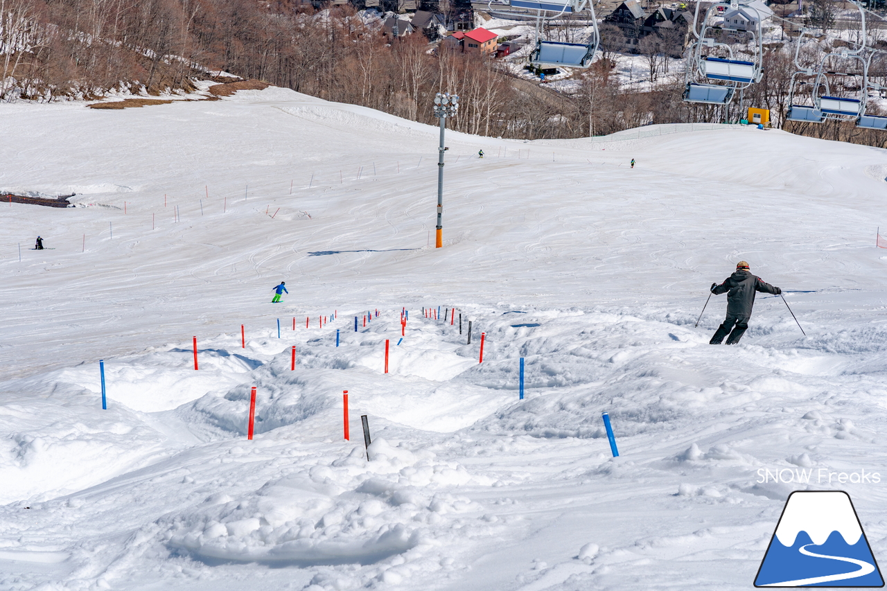 朝里川温泉スキー場｜豊富な残雪のおかげで、4月10日（日）まで営業延長中！日本海を眺めながら、のんびり春スキー＆スノーボードを楽しみましょう♪